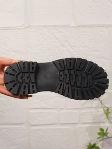 Gros plan sur la semelle en caoutchouc crantée antidérapante de ces mocassins pour femmes