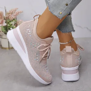 Gros plan des détails en strass sur des baskets roses à plateforme et compensées