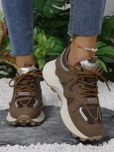 Vue détaillée de baskets compensées marron avec semelles plateforme et mesh