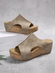 Vue détaillée de mules compensées kaki pour femme avec rivets et semelle plateforme en liège
