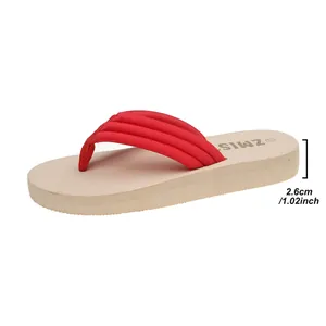 Primo piano che mostra l'altezza della zeppa di 2,6 cm di queste infradito rosse da donna.