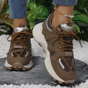 Baskets compensées kaki élégantes pour femmes avec mesh respirant et détails argentés métalliques