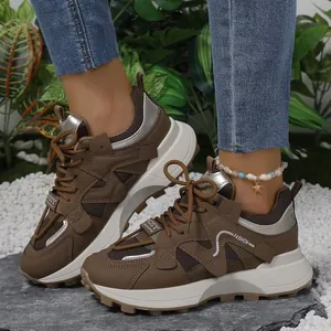 Baskets chunky marron à plateforme pour femmes avec des détails argentés élégants