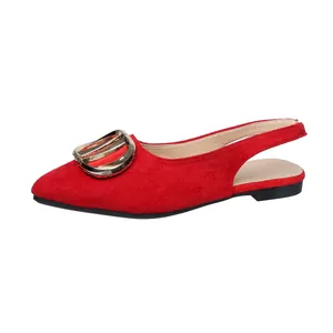 Ballerines slingback rouges élégantes en daim avec boucle dorée décorative à bout pointu