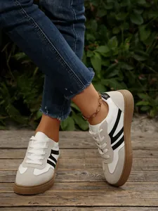 Detail van retro GAT-sneakers voor dames met stevige contrasterende rubberen zolen