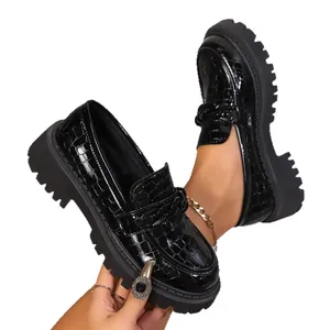Mocassins élégants en cuir verni noir avec motif crocodile et semelle compensée épaisse