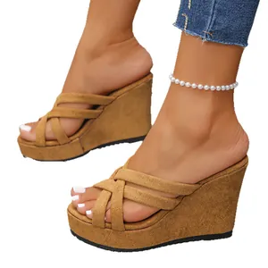 Sandales d'été à talons compensés pour femmes avec lanières en daim croisées sur fond blanc