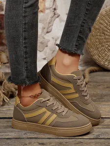 Detailopname van retro Duitse legersneakers in de kleuren olijfgroen en geel.
