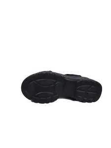Détail de la semelle épaisse antidérapante et durable des sandales de sport noires femme