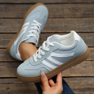Retro lichtblauwe en witte dames sneakers in GAT-stijl met bruine rubberen zool