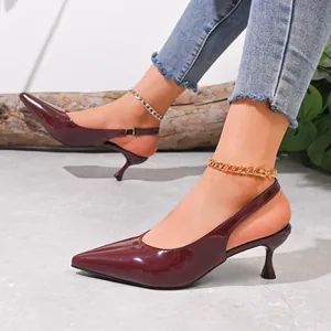 Κομψές μπορντό λουστρίνι γόβες slingback με μυτερή μύτη και άνετο χαμηλό τακούνι