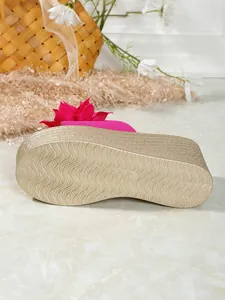 Vue détaillée de la semelle antidérapante de ces élégantes sandales à talons compensés.
