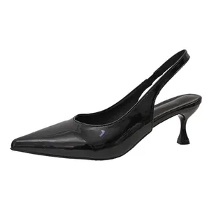 Elegante zwarte lakschoenen met spitse neus en kittenhak voor dames zomerstijl