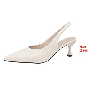 Κομψές μπεζ μυτερές γόβες slingback με άνετο ύψος τακουνιού 6 εκατοστών περίπου.