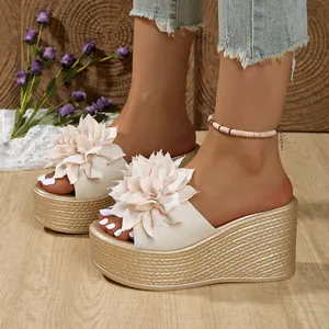 Mules compensées élégantes pour femmes avec grande fleur et bout ouvert peep toe.