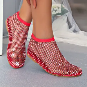 Sandalias planas de malla roja con pedrería y elegante diseño de red hueca