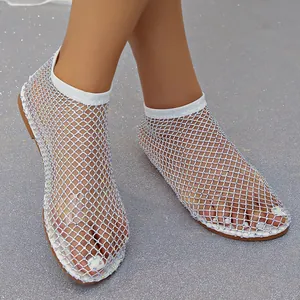 Elegantes sandalias planas blancas para mujer con malla de red y brillantes pedrería