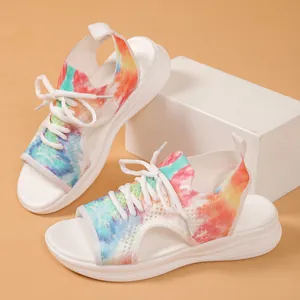 Sandales de sport colorées en tricot tie-dye avec semelle souple blanche et laçage