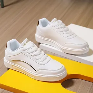 Nahaufnahme von stilvollen weißen Leder-Sneakern mit goldenen Details auf dem Display