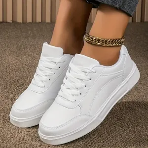 Modische weiße Leder-Sneaker mit modernem Schnürdesign, getragen an den Füßen für Details.