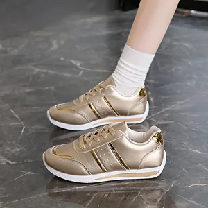 Dettaglio di eleganti sneakers oro metallizzato per donna con pannelli traspiranti