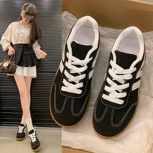 Détails des baskets GAT rétro en noir et blanc pour femme avec texture en daim et cuir