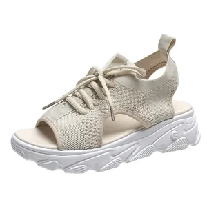 Detailansicht der beigen Fly-Woven Sport-Sandalen mit dicker weißer Plateausohle