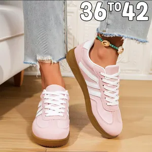 Gros plan de baskets rétro roses pour femmes portées avec un jean en denim