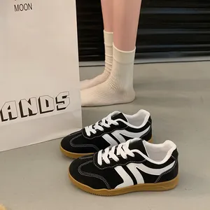 Baskets GAT rétro noir et blanc pour femmes avec semelles en gomme dans un décor