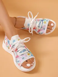 Détail de sandales de sport en tricot fleuri pour femmes avec bout ouvert et lacets