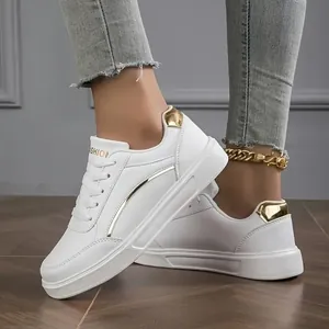 Seitenansicht der weißen Leder-Sneaker mit metallisch goldenen Akzenten am Modellfuß