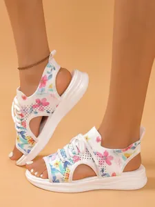 Vue détaillée des sandales de sport en tricot fleuri pour femmes avec semelle souple.