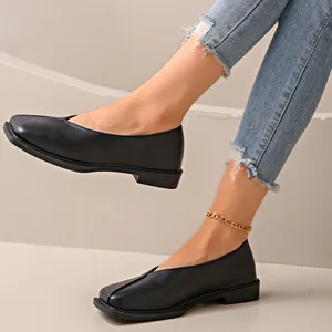Primer plano de mocasines franceses negros con punta cuadrada y corte en V en modelo