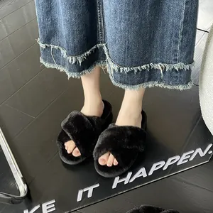 Pantofole in pelliccia sintetica nera con fasce incrociate da donna in stile lifestyle