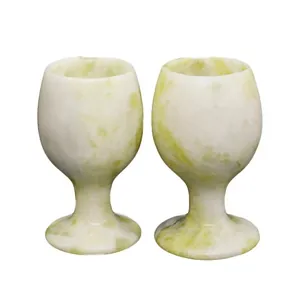 Exquisites Paar Kelche aus natürlicher hellgrüner Lantian-Jade für Wein oder Deko.