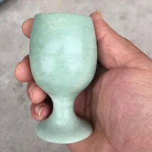 Exquisiter Kelch aus natürlicher hellgrüner Jade, in der Hand gehalten zum Größenvergleich