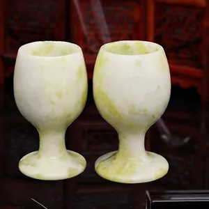 Nahaufnahme von natürlichen Lantian Jade-Kelchen mit einzigartiger Steinstruktur