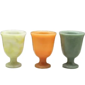 Set aus 3 natürlichen Lantian-Jade-Kelchen in verschiedenen Farben für Hausdekoration und Wein.