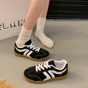 Vue détaillée des baskets GAT rétro pour femmes en daim noir avec semelles en gomme