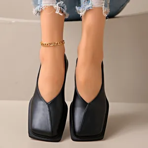 Detalle de bailarinas negras con punta cuadrada y escote en V con diseño francés retro