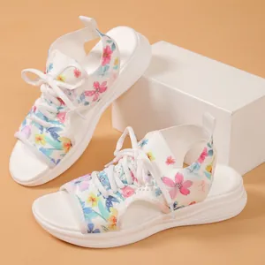 Détail du tissu fly-knit à fleurs sur sandales de sport à semelle souple pour femme