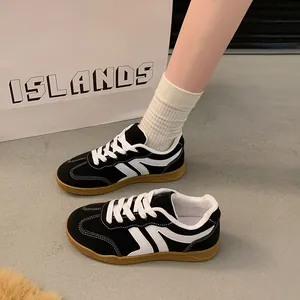 Vue détaillée des baskets GAT rétro noir et blanc avec semelle en caoutchouc