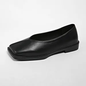 Primer plano detallado de un zapato plano negro clásico con elegante diseño en V