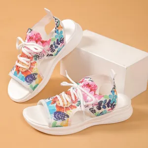 Détail du motif floral en maille et de la semelle blanche souple des sandales de sport