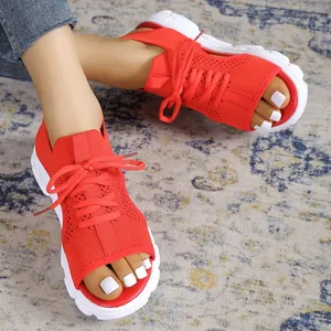 Detailansicht der roten Fly-Knit Plateau-Sandalen mit atmungsaktivem Mesh-Design.