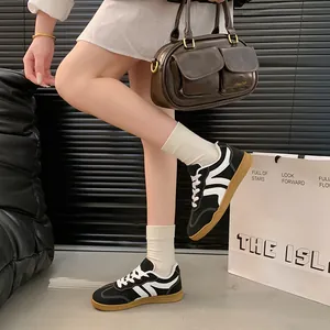 Détail de baskets rétro noires et blanches pour femmes portées avec des chaussettes