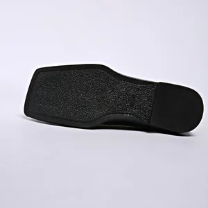 Vista detallada de la suela de goma antideslizante de un zapato plano de mujer con punta cuadrada