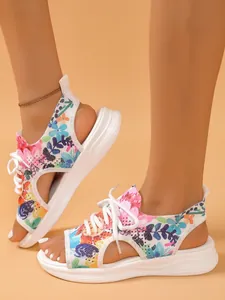 Vue détaillée de sandales de sport fleuries pour femmes, design ajouré respirant et semelle souple
