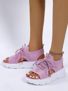 Stylische pinkfarbene Fly-Knit Plateau Sport-Sandalen für Damen mit hohlem Stranddesign.