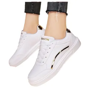 Elegante weiße Damen-Sneaker aus Leder mit schicken goldenen Akzenten für den Alltag
